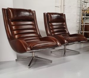 Pair of exceptional quality leather and chrome lounging armchairs on four chrome splayed legs in the Art Deco style